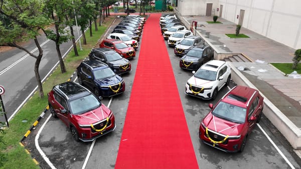 HCIL delivers 100 Honda Elevate SUVs at the first Mega Delivery Event